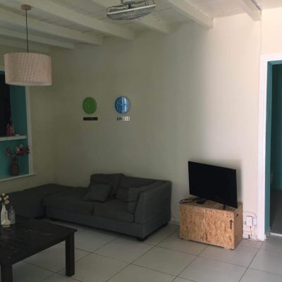 Woonkamer studentenvilla Azul
